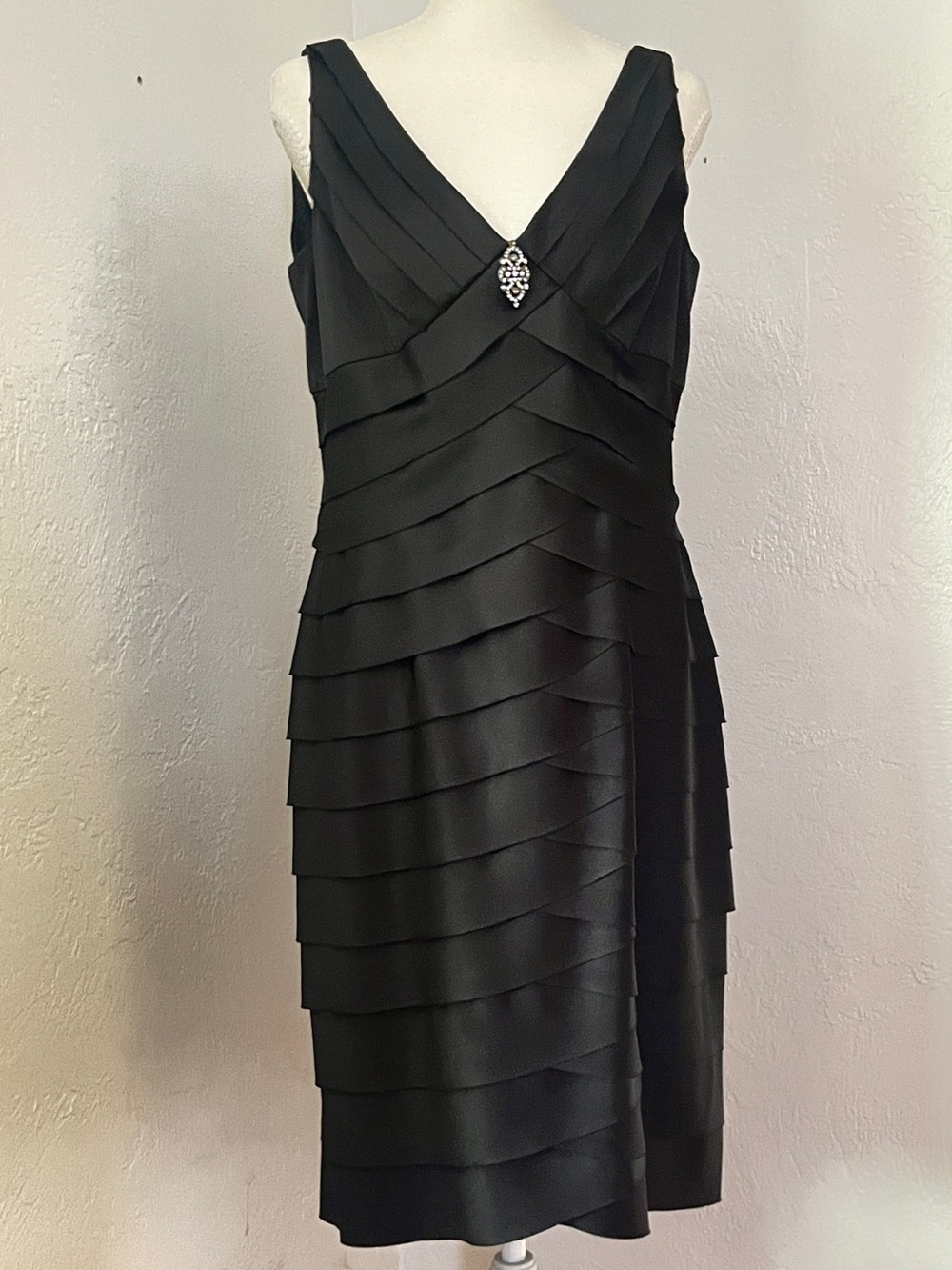 Jones Wear Black V-Neck ruffle Layered Midi Dress with Brooch Accent